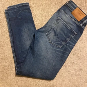 jack n jones jeans  - Säljer dessa ass feta jack n jones slim tim jeans. Som sagt sitter jeansen slim och passar dig om du är runt 178/182. Om du har minsta lilla fundering är det bara att höra av dig Mvh Alexander 