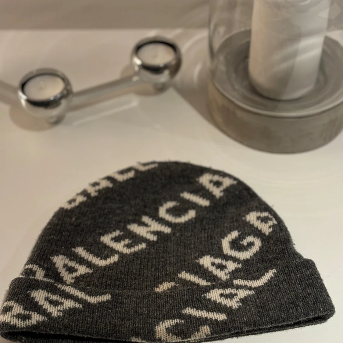 Grå mössa från Balenciaga