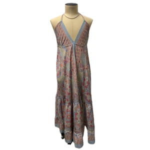 Vringad klänning  - Otroligt fin klänning köpt i Grekland, tyvär inget för mig så säljer vidare…finns inget märke eller storlek så skulle tippa runt M-XL men går att knyta så den blir mindre/större😊 