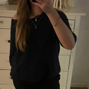 Mörkblå stickad tröja från Soaked - Säljer en mysig mörkblå stickad tröja från Soaked. Tröjan har en rund halsringning och långa ärmar, perfekt för kyligare dagar. Den är både stilren och bekväm, ett måste i garderoben!