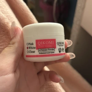 Qikomi Polymer Powder - Qikomi Nail System Polymer Powder för professionell akrylnagelapplicering. Finns i färgen vit . Perfekt för att skapa hållbara och snygga naglar.