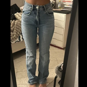 Utsvängda jeans från Stradivarius - Storlek 32