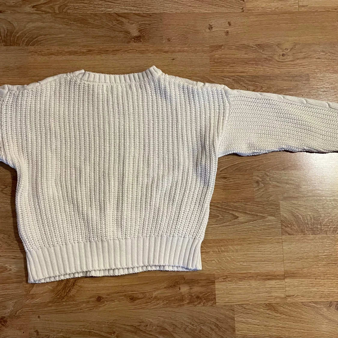 Vit stickad tröja med flätmönster - 90