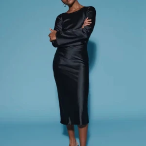 Svart Ginatricot  långärmad klänning - Säljer en Ginatricot satin klänning med rosett där bak. Va inte rädda att ge prisförslag 🫶🏻