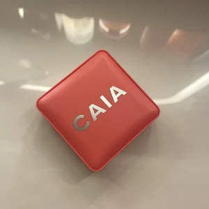 Matte Blush från CAIA - Snyggt matt blush från CAIA i färgen Cake Pop. Perfekt för att ge kinderna en naturlig och fräsch look. Lätt att applicera och passar i sminkväskan. Helt ny, aldrig testad.