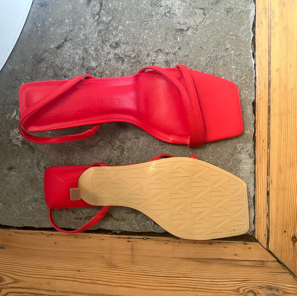 Röda sandaler med klack från Mango - 91