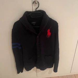 blå kofta från Ralph Lauren - Säljer min cardigan från ralph lauren, Det är storlek L i barnstorlek men passar s/m. Bra skick inga defekter 