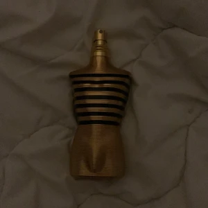 jean paul gaultier Elexir  - Jpg elexir 125ml flaska och det finns cirka 100ml kvar. Perfekt doft nu inför vintern. Väldigt bra om du söker uppmärksamhet av kvinnor, jag själv har fått massa komplimanger. Väldigt billigt pris för att jag behöver pengar snabbt så om ni köper hjälper ni mig och får ett bra erbjudande 