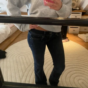 Mörkblå lågmidjade bootcut jeans  - Snygga mörkblå jeans med låg midja och bootcut 