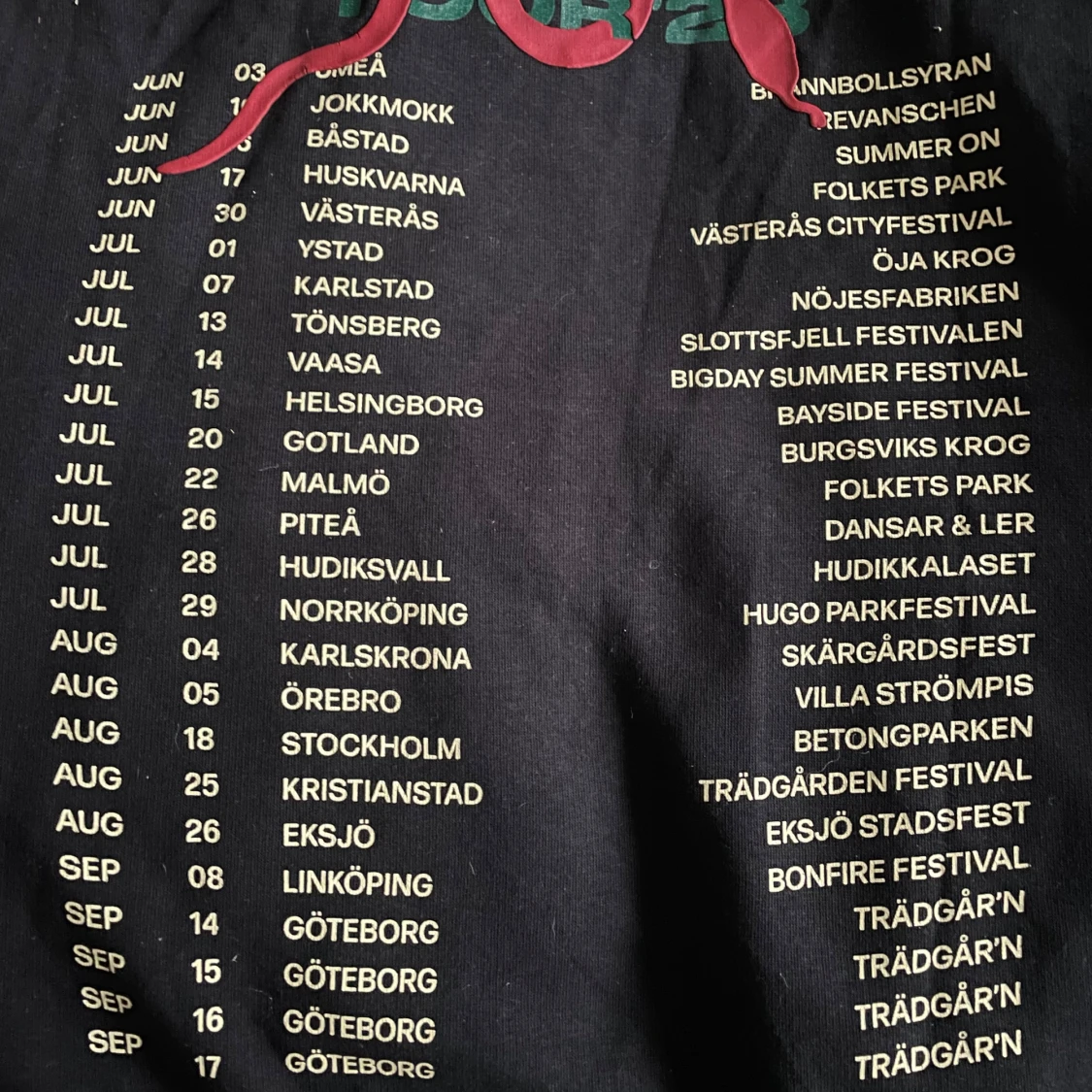 Svart hoodie med hov1tryck - 90