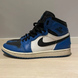 Nike Air Jordans rare air  - Snygga Nike Air jordans i ett bra skick.  Resellpris för nya är 590US$ men jag säljer de för 1500, pris kan absolut diskuteras.                                  Tveka inte på att höra av dig vid minsta fråga eller tanke! 