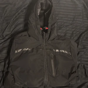 Vinterjacka från Jack and Jones  - En väldigt fin vinterjacka från Jack and Jones som är perfekt till kalla vinter dagar ny pris på denna jacka ligger runt 1900kr