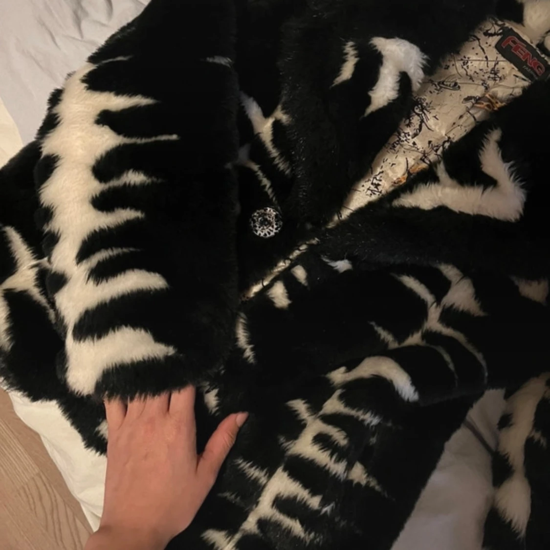 Svartvit pälsjacka  - 92