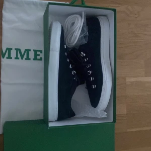 Diemme skor  - Tjena! Säljer dessa dieme skor i 10/10 skicka! Inga konstigheter. Lite smuts på sulan men kommer vara lätt att tvätta bort! Allt OG ingår! Om du vill ha fler bilder så är det bara att fråga. Priset går att småändra vid ett snabbt köp.   MVH Vidar🙌🏼