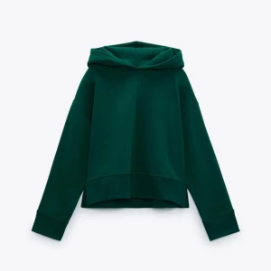 Hoodie - Hoodie från Zara. Storlek XL men är en croppad modell så passar bra på mig som vanligtvis har M😋 