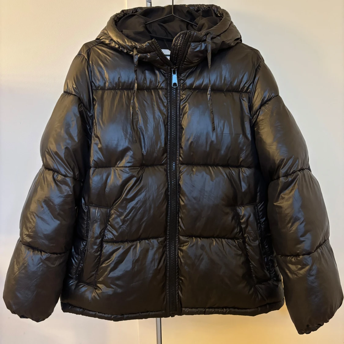 Svart pufferjacka med huva