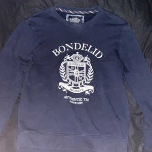 Marinblå sweatshirt från Bondelid - Säljer en marinblå sweatshirt från Bondelid knappt använd perfekt för ”laidback” stilen  