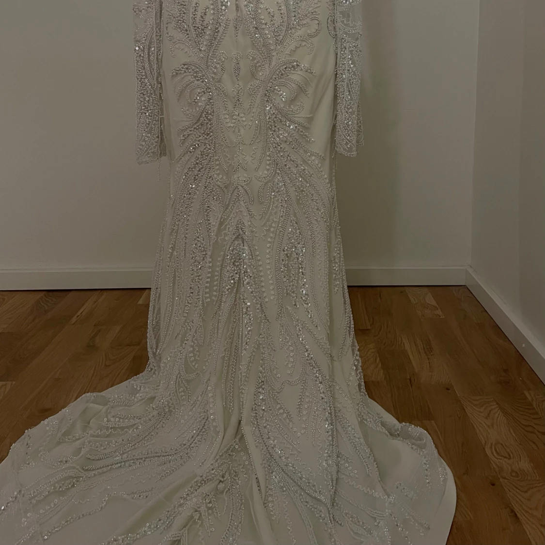 Vit långklänning med stenar - 93