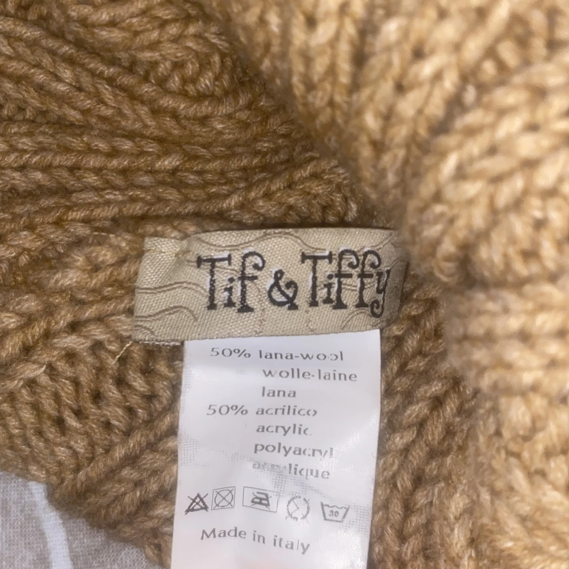 Beige stickad mössa med pälsboll från Tif & Tiffy - 91