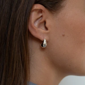 Silverörhängen - Säljer de här 2 paren örhängen från Muli Collection då dem tyvärr inte satt bra på mig. Båda paren är bara testade, alltså aldrig använda. Det första paret är deras Mini drops earrings, och det andra paret är deras Brushed dome hoops. Säljer droppörhängena för 200kr och hoopsen för 300kr. Om man köper båda paren får man dem för 400kr. Skriv gärna vid frågor!💗Kan även tänka mig att gå ner lite i pris vid snabb affär♥️