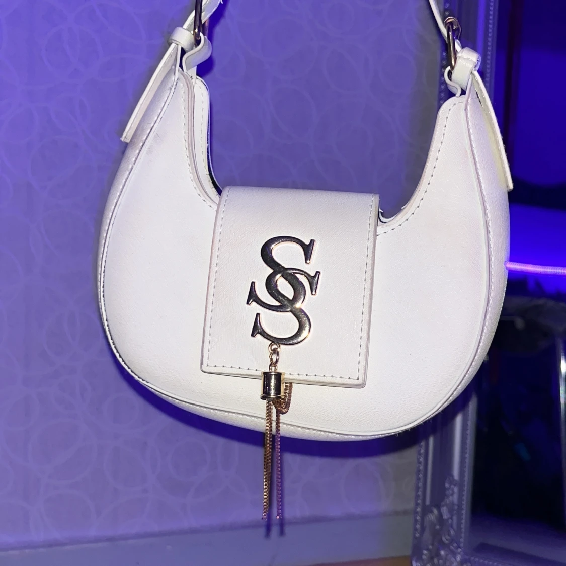 Vit axelväska med gulddetaljer - 92