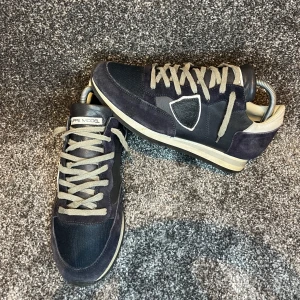 Philippe modell trpz - Säljer ett par riktigt fräscha trpz i storlek 41 men passar 42. De är i ett väldigt bra skick (9/10) och har inga defekter. I färgen mörkblå och passar riktigt bra inför vintern 