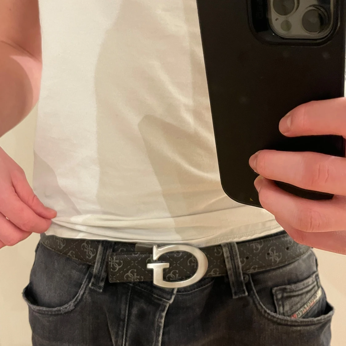 Svart bälte från guess