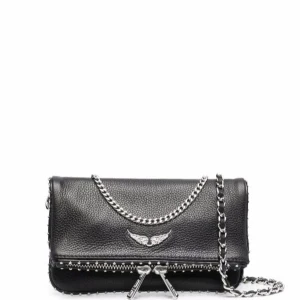 Svart axelväska från Zadig & Voltaire - Snygg svart axelväska i skinn från Zadig & Voltaire med kedjedetaljer och en cool logotyp framtill. Väskan har en dragkedja och en justerbar axelrem i kedja, perfekt för en stilren look.