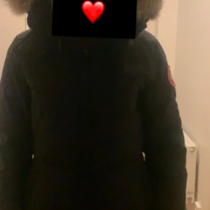 Canada goose jacka dam - Säljer min canada goose då den inte används längre 