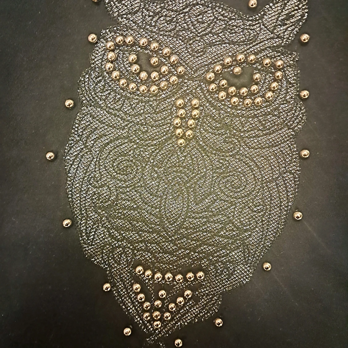 Svart t-shirt med ugglemotiv från Mint - 90