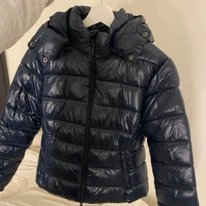 Blå pufferjacka från Lager157 - Säljer denna slutsålda jackan från Lager 157, prislappen sitter kvar och jackan är endast testad! Den blåa! Storlek S, ganska liten i storleken. Hör av er vid frågor eller funderingar 💕