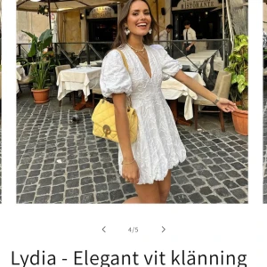 Intressekoll på -  Fin student klänning - En vit klänning med puffiga kortärmar och v-ringning. Klänningen har ett fint broderat mönster och en kort längd som ger en somrig känsla. Perfekt för studenten!! Jag köpte inför studenten själv, men den passade inte mig tyvärr…