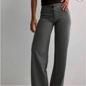 Kostymbyxor  - Kostymbyxor från Nelly, tyvärr ingen användning av dessa. Långa i benen på mig som är 170! Fint skick då jag använt dom ca 2 ggr max 