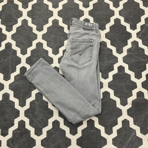 Dondup George - Feta Dondup George jeans med slitningar, storleken är 31. Skick 8/10, Dm för mer info🙌🏼