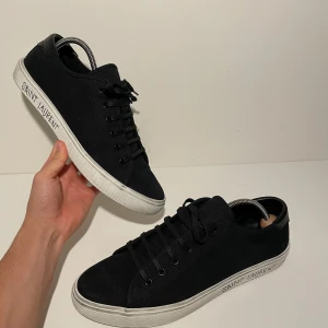 Yves Saint Laurent skor  - Säljer de mest clean saint laureant skor. I extremt bra skick 9/10. Perfekta för alla årstider. Storlek 45🤝nypris 6500kr. Vid fler frågor bara skriv 