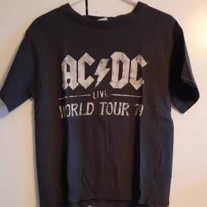 ACDC T-shirt  - Svart / mörkgrå ACDC t shirt köpt på hm. Tryck på både fram och baksida. Väldigt bra skick, trycket är inte söndertvättat, det är del av designen. Storlek xs men kan nog passa s också. Skriv vid fler frågor!:)