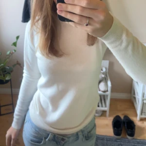 Vit långärmad tröja - Säljer en stilren vit långärmad tröja i mjukt material. Perfekt för en avslappnad look. Passar bra till jeans eller kjol.