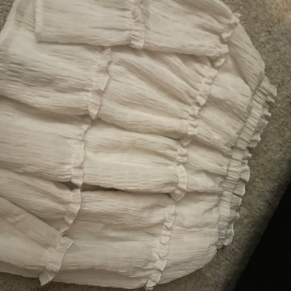 En fin vit volang kjol🤍