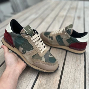 Valentino rockrunners  - Valentino rockrunners | Skick 8.5/10! | EU 41 ( passar 41-42 ) | Endast skorna medföljer | Pris: 2199kr! | Hör av dig vid minsta fråga eller fundering! 