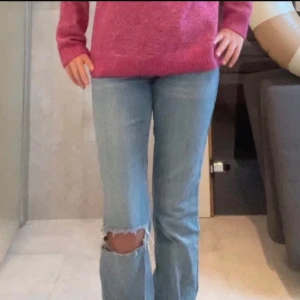 Lågmidjade blåa jeans med slitningar - Säljer ett par blå jeans, modell finns inte längre men köpte för 499 och är i väldigt bra sick. Skriv ifall ni undrar något mått eller så🤍🤍