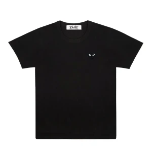 Svart t-shirt från Comme des Garçons Play - Säljer min t-shirt från Comme des Garçons Play då den inte kommer till användning, den är i superfint skick💕💕