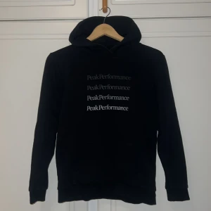 Hoodie  - Fin hoodie från peak performance för pojkar i storlek 170 god skick