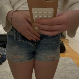 Blå lågmidjade jeansshorts  - Snygga blå jeansshorts från Fabulous i storlek XS. Säljer då dom tyvärr va för små för mig 🥹🥹