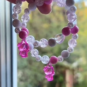 Hello Kitty armband 🩷 - Julklappstips 🎁 45 kr/armband 🎀 handgjort armband med dubbla elastiska trådar och hello kitty berlock! Ca 16-16,5 cm