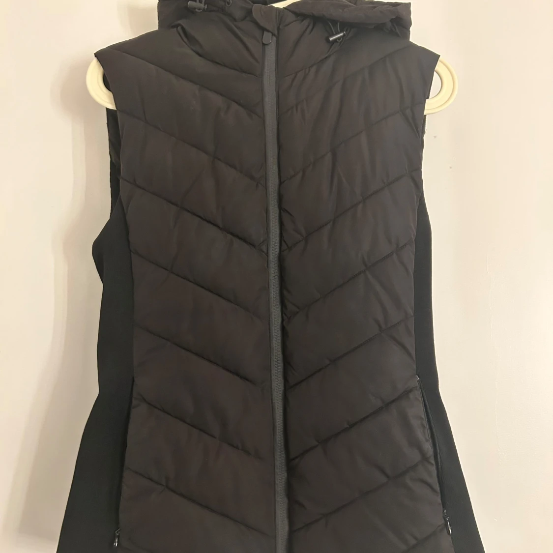 Svart dunväst från Zara