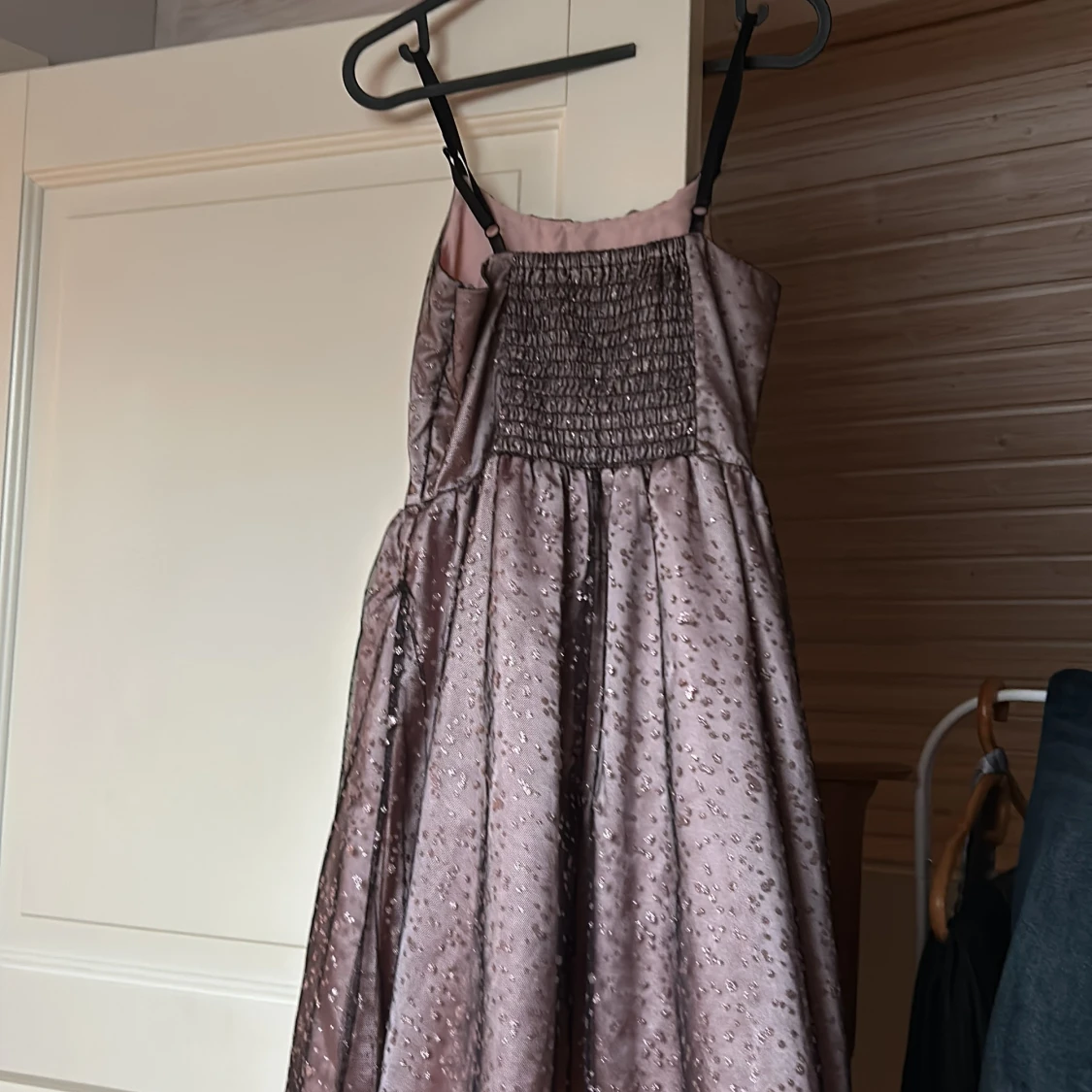 Rosa klänning med glittrigt mönster  - 28