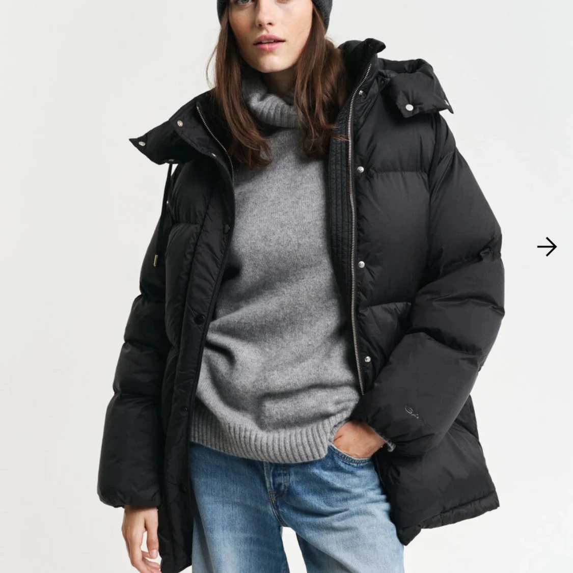 Svart pufferjacka med huva