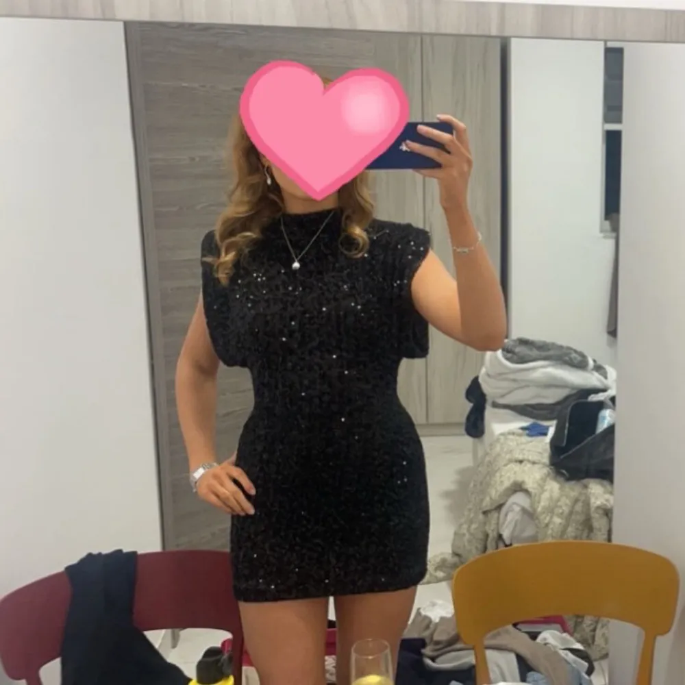 Säljer den jättepopulär Zara klänningen. Klänningen har en tight passform som framhäver figuren. Endast använd en kväll! 💕. Mekot.