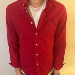 Röd skjorta från Ralph Lauren - Shiit vad grisch!! Snygg skjorta som passar alla tillställningar inte minst nu under juletider. Nypris: ca 1499kr 😃😎🎸