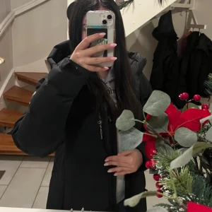 Sail racing jacka - Säljer en sail racing vinterjacka. Den är i ett fint skick och inga hål eller slitage över huvudtaget. Den är i strl L men är väldigt liten i storleken så skulle säga att den egentligen är i strl M. Säljer den pga att den är för stor på mig💕pris går att diskutera vid snabb affär🤗